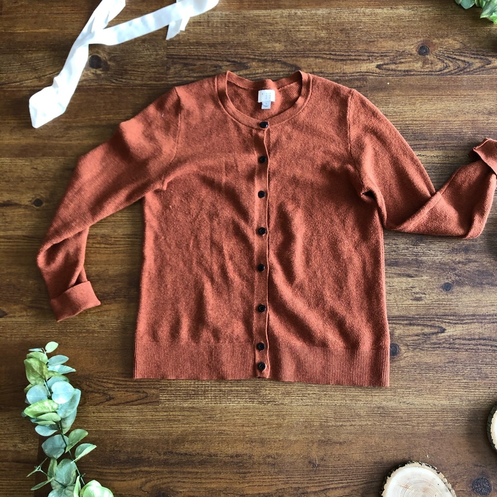 Fitted cardigan with vintage buttons